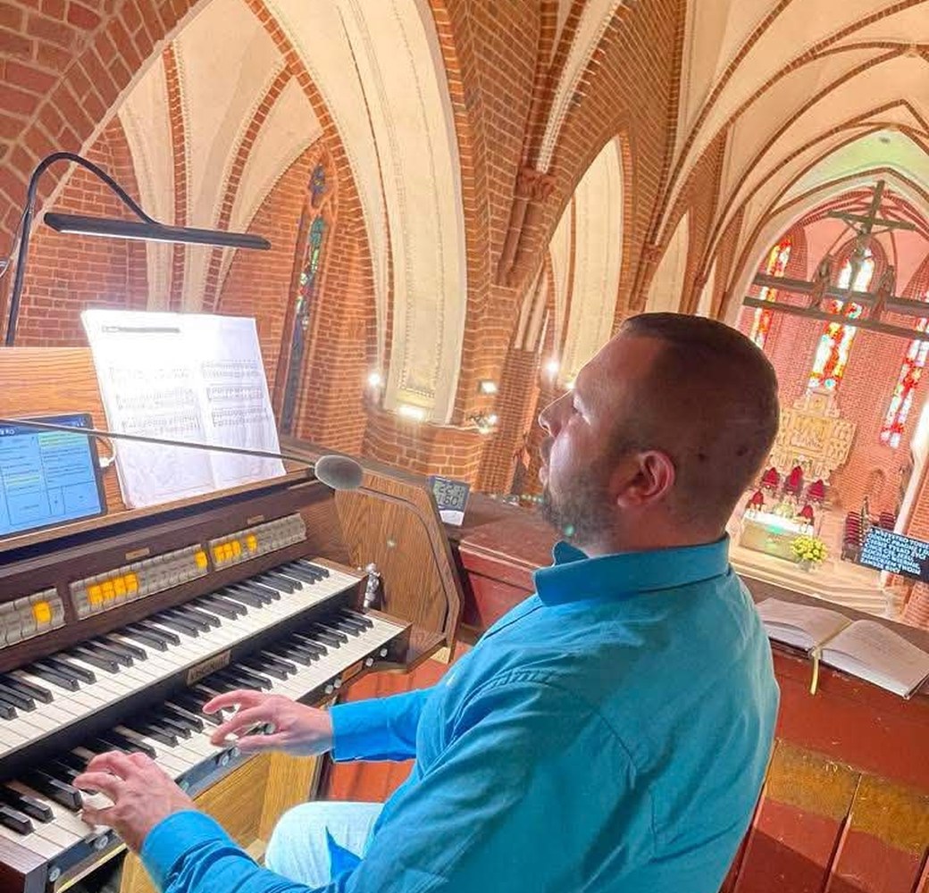 Organista podczas ceremonii pogrzebowej w kościele